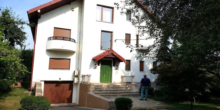 Vila de Vânzare lângă Castelul Bran – Oază de Liniște și Eleganță - 2