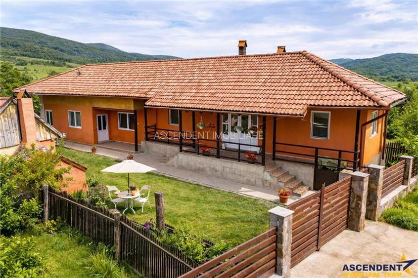 FILM! Pe 1.200mp teren+rezidenta cu gradina inflorata,aproape de Targu Secuiesc: - 3