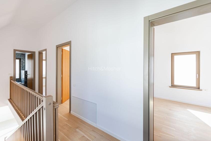 Casa Modernă cu Spații Vitrate Generoase - 13