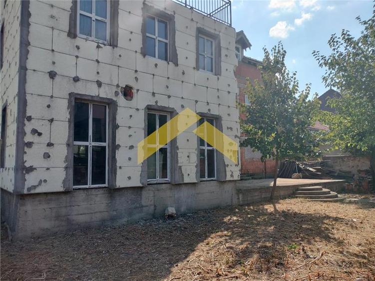 Casa la gri de vanzare in localitatea Fantanele
