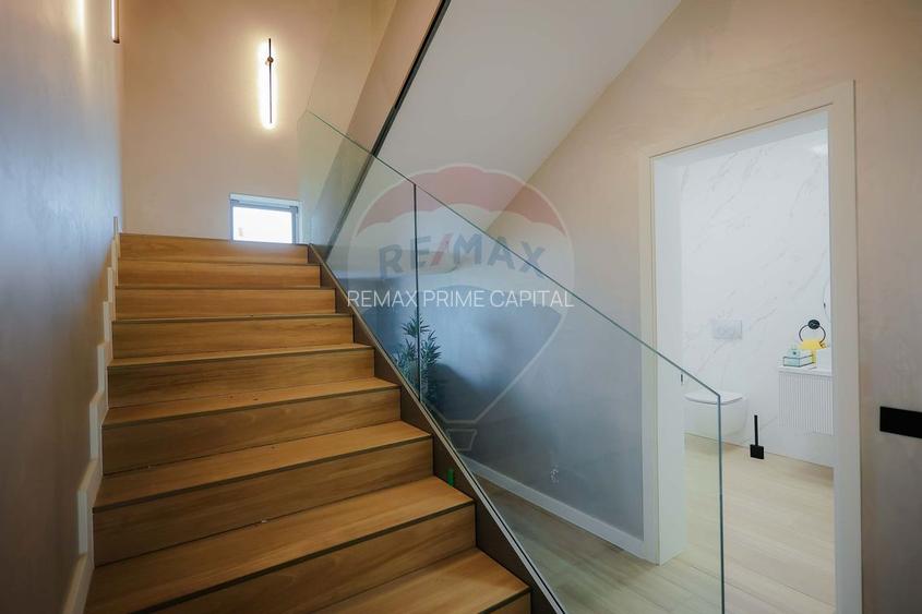 De vânzare Vilă cu 8 camere în Sânmartin, 290 mp util, teren 1100 mp - 12