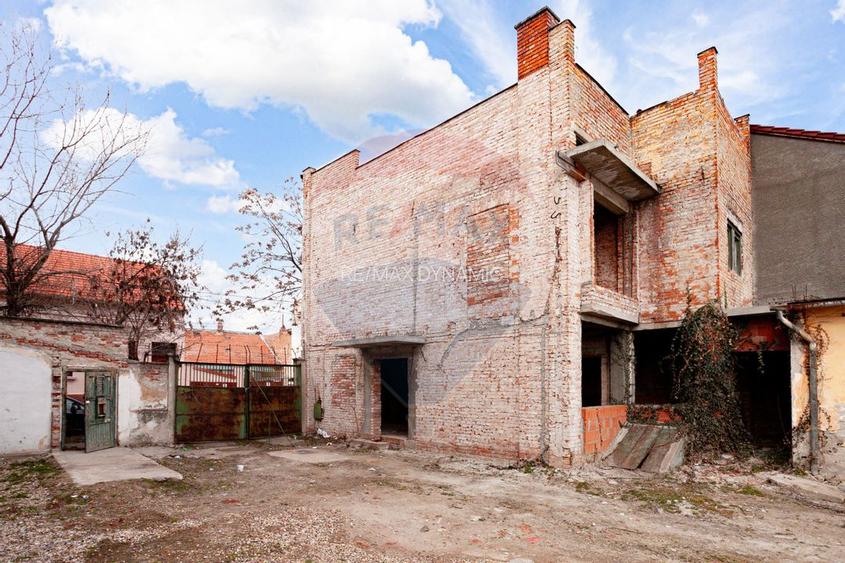 Casă cu teren generos de 786 mp, situată pe strada Transilvaniei - 6