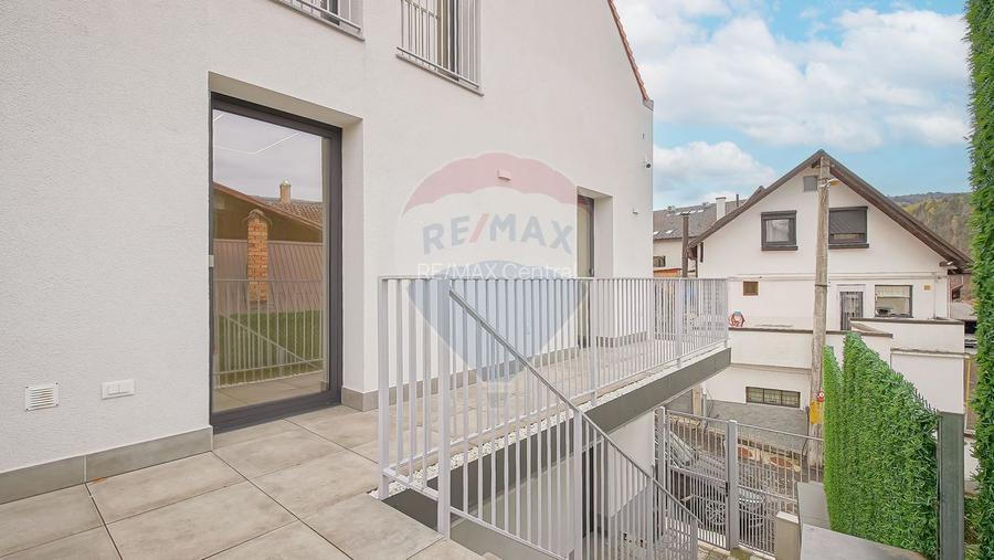 La poalele Tâmpei — vilă contemporană în Schei - 20