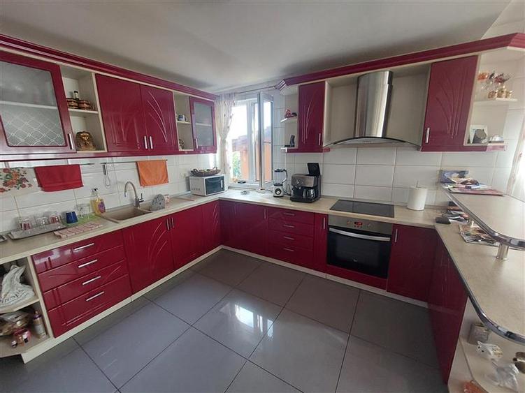 Casa cu 10 camere pentru pensiune sau locuit