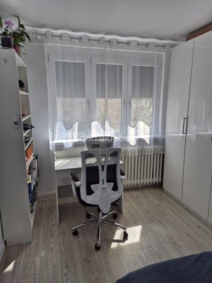 Apartament . decomandat 4 camere, cu  centrala, 2 locuri parcare - 2