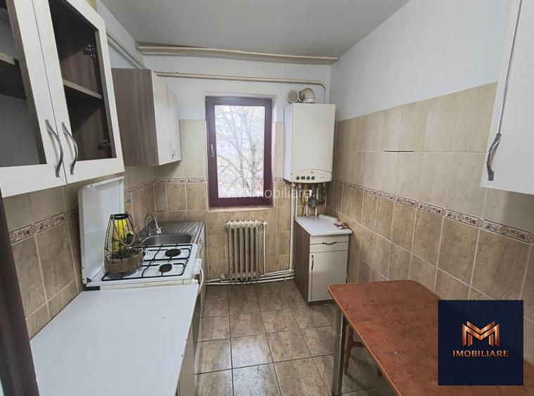 Apartament 2 camere, Zona Primaverii , etaj 4, semidecomandat - 24