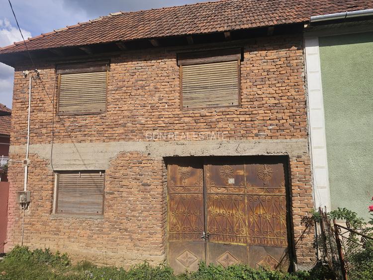 Casă de vacanță în roșu + 6400 mp teren - 2