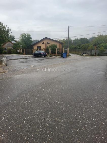 Teren 1055 mp,situat la 5 minute de Parc Comana,intre case - 3