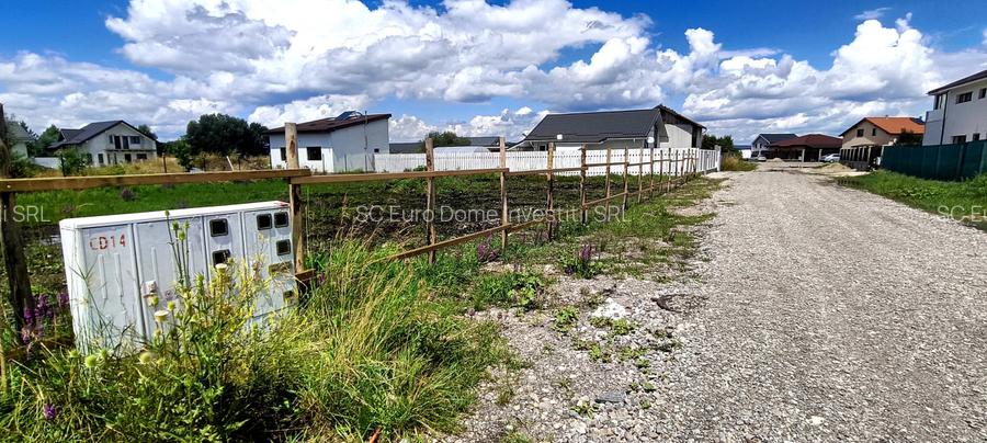Lot de teren cu toate utilitatile intre case locuite - 8