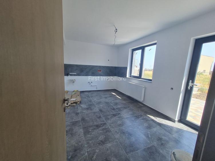 Vila cu 4 camere,2 bai,finisaje deosebite,curte 330 mp - 5