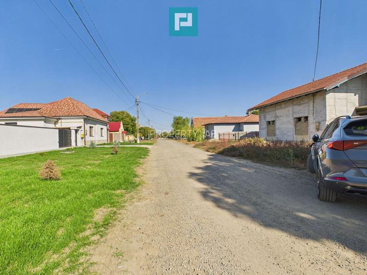 Casă la roșu cu 4 camere de vânzare - 2