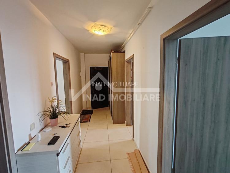 Apartament cu 3 camere, 2, bai, balcon si terasa, Str. Constanta - 8