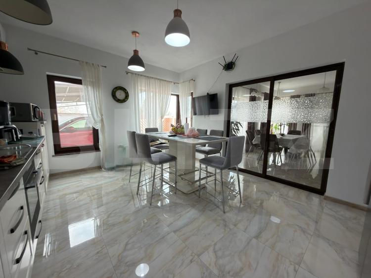 Casă 4 dormitoare, 204 mp, teren 1000 mp, zona Carcea