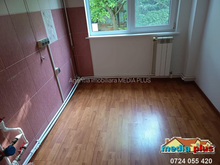 Apartament 3 camere de vânzare, Micro 17, Etaj 2,  pret, 78.000 € - 5
