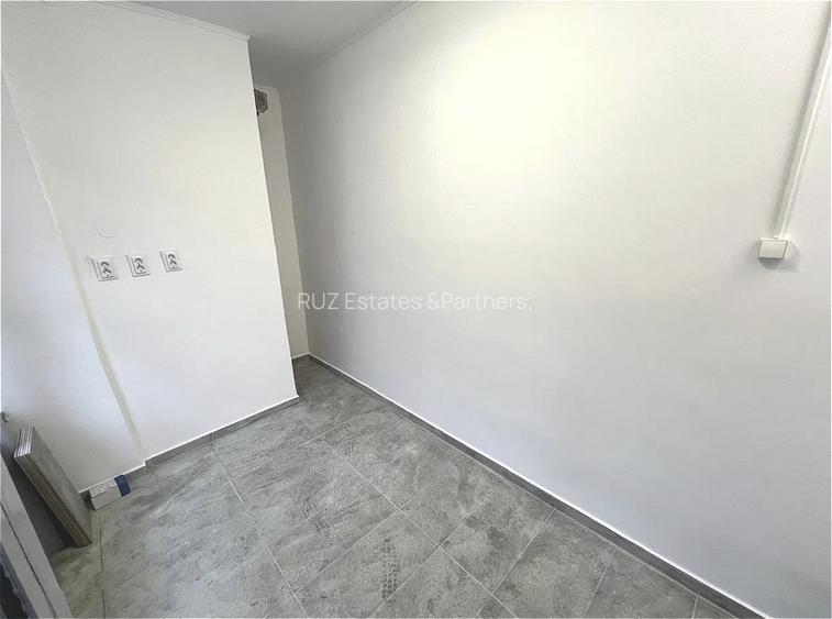 Spațiu Comercial Stradal | Vitrină de Sticlă | Zonă cu Vad | Piața Romană - 3