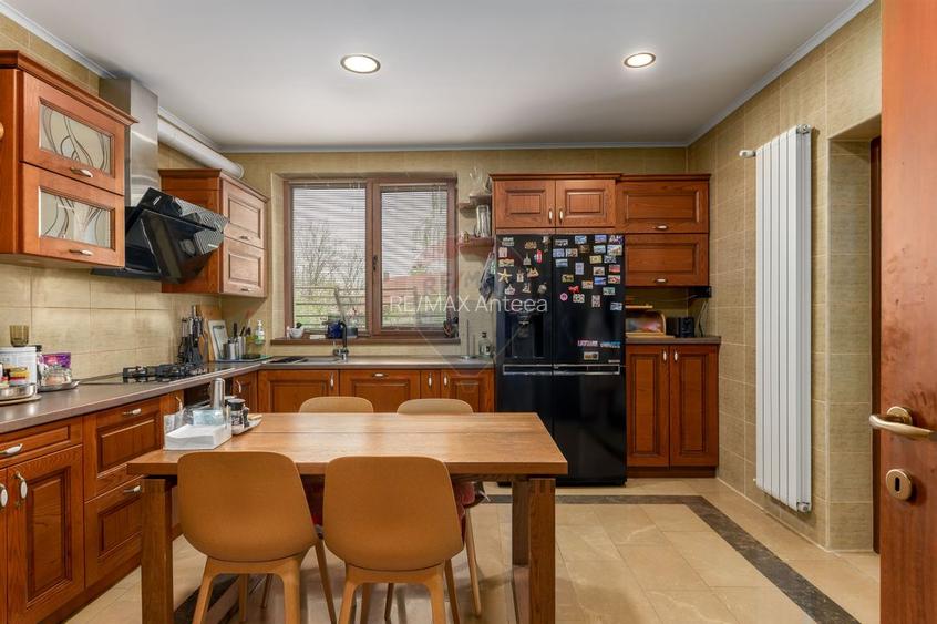 Vilă cu parc, piscină, jacuzzi și foișor, panouri fotovoltaice - 7