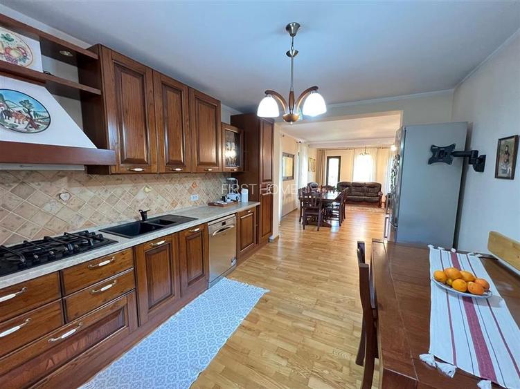 Vilă spectaculoasă la poalele Crângului Petresti - 12