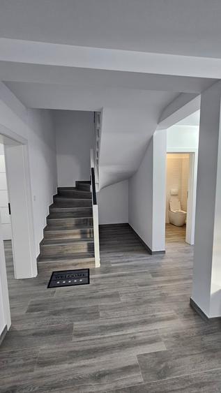 Chirie Duplex situat la 4 minute de Primarie finisat mobilat 1000eur/luna