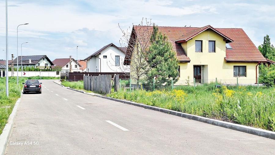 Sanpetru, teren intre case noi 685mp cu AC, utilitati, 72500 euro