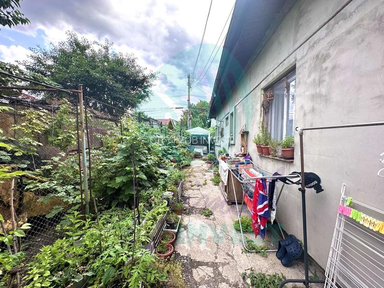 Teren de 250 mp cu casa -  la o distanta de 7 minute de statia de metrou - 8