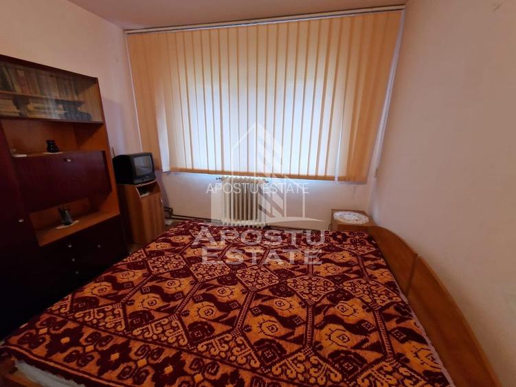 Apartament cu 3 camere,semidecomandat,etaj intermediar,zona Soarelui - 2