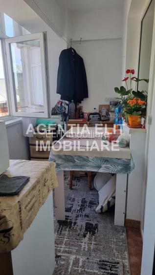 Garsoniera, bloc de apartamente, zona Mall - 4