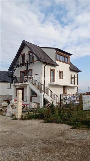 Vila  de 9 camere , zona Sanpetru - 3