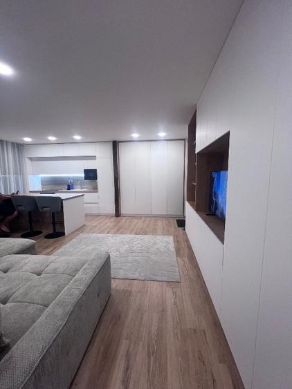 Inchiriez apartament central. Parcare subterana inclusa