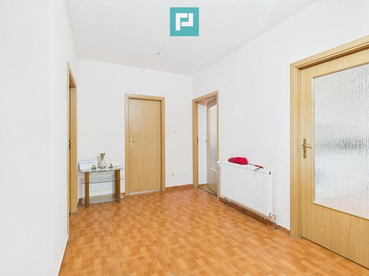 Casă cu 5 camere în Remetea Mare