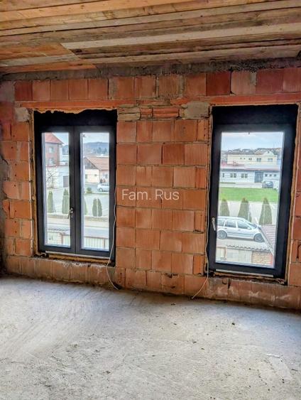 Proprietate de colt 2 intrari din strazi diferite intimitate rara - 8