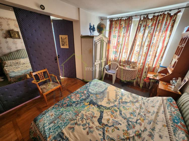 Ultracentral. Vedere la catedrala. Etaj intermediar. Modificat in 3 camere. - 3