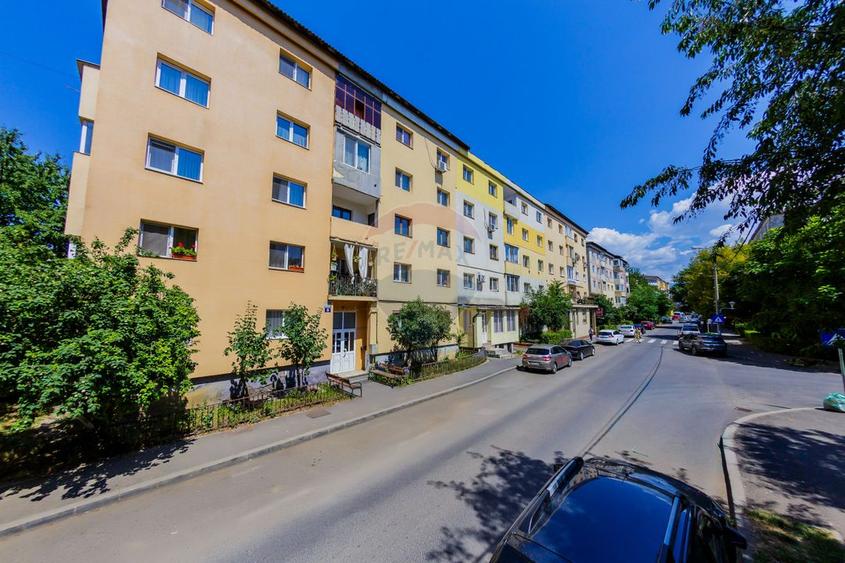 Apartament de vanzare 4 camere decomandat etaj 2