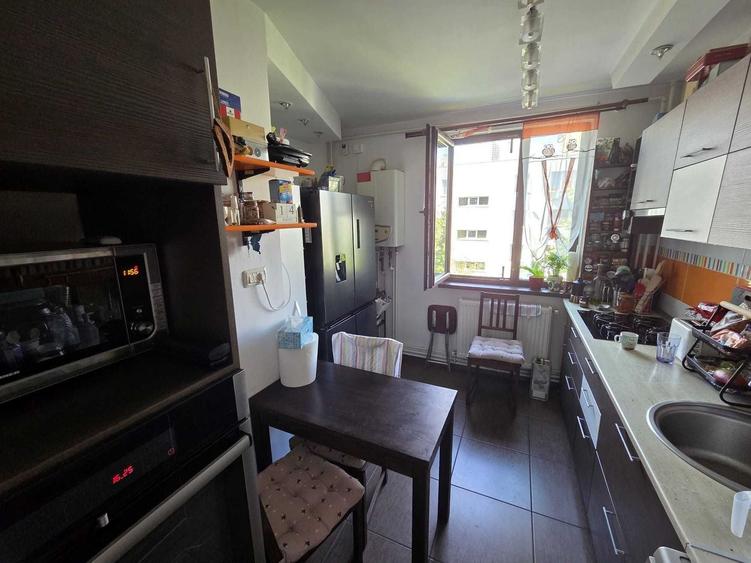 Vanzare Apartament 4 camere, 2 băi, balcon mare, centrala, boxa – Drumul Taberei