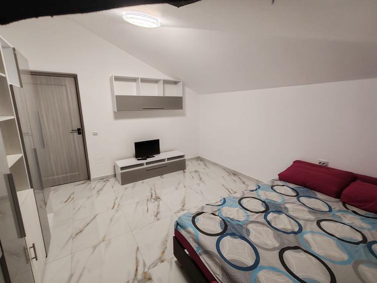 Apartament complet mobilat de închiriat.