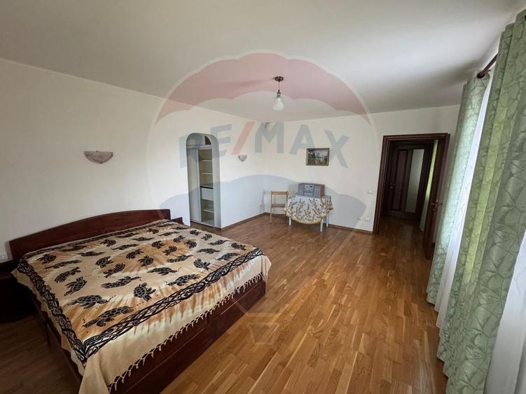 Casă / Vilă cu 6 camere de vânzare în zona Darmanesti