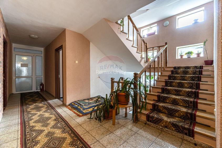 Unitate turistică cu 20 camere de vânzare în Timisu de Jos, DN1 - 9