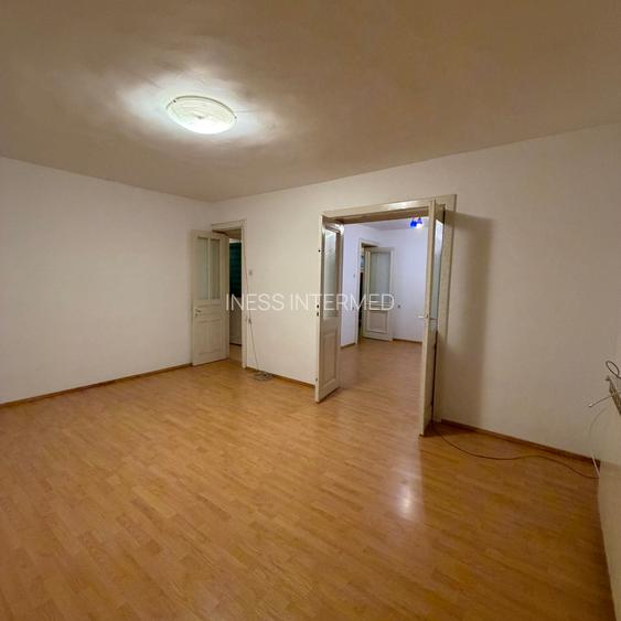 Unirii Marasesti - 4 camere nemobilate in vila - constructie 2000 - etaj 1/3 - 2