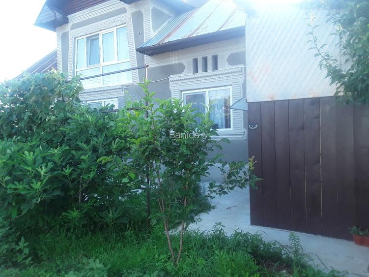 Casa situata  la poalele dealurilor subcarpatice in zona pomicola. - 3