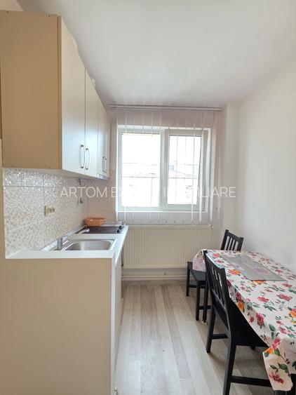 Piata Trapezului/metrou 1 Decembrie 1918 - 2