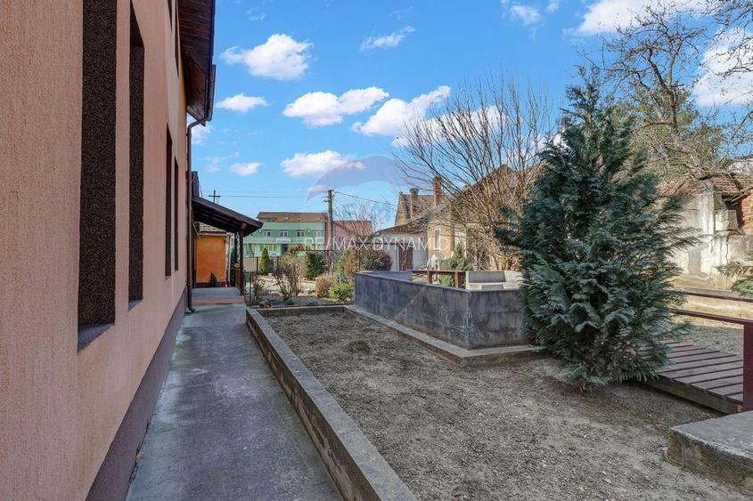 Oportunitate rară în Chișineu-Criș: locuință și spații comerciale - 16