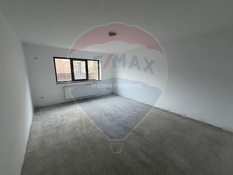 Apartament cu 3 camere de vânzare în zona Central - 2