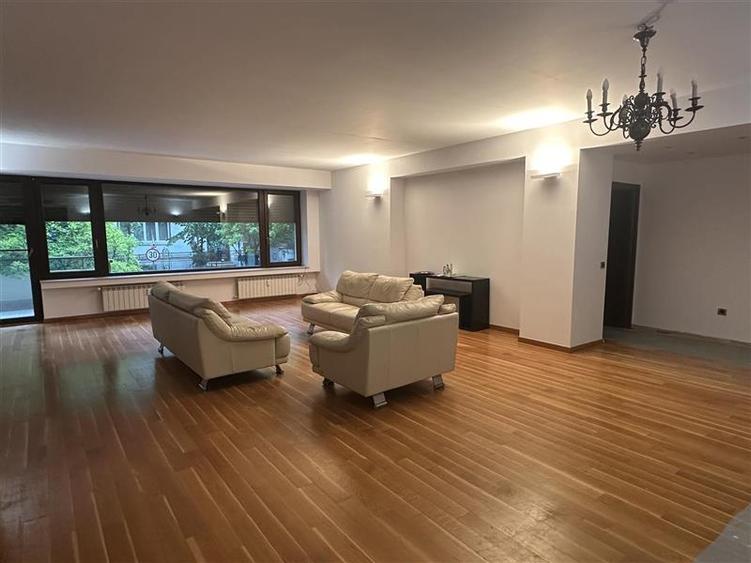 Apartament 200mp, terase, garaj.