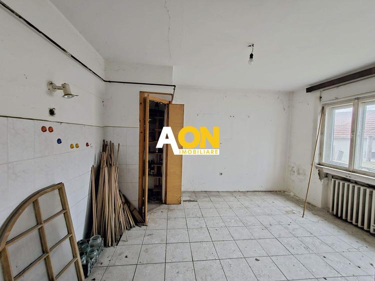 Casa cu 7 camere, 700 mp teren, deschidere la 2 strazi, zona Centru