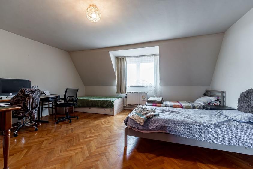 Casa Solida cu Mansarda in Zona Excelenta Parneava