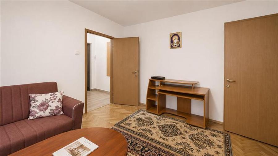 Apartament 2 camere, recent renovat, parter, loc parcare, zona Garii, Brasov