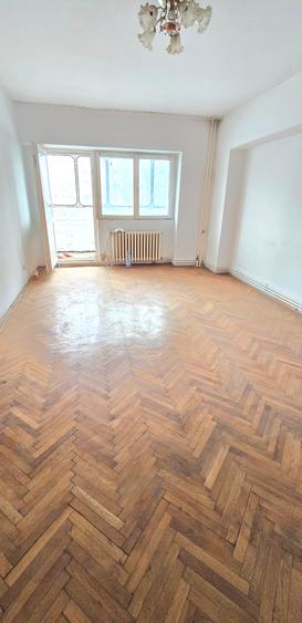 Apartament 3 camere decomandat, 2 bai, balcon inchis, centrala, etaj 1
