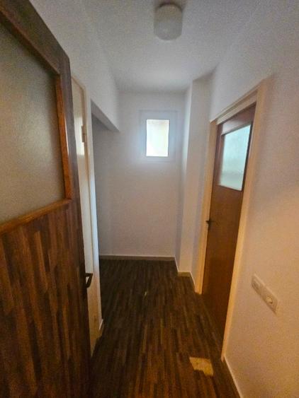 Ofer spre inchiriere apartament cu 3 camere