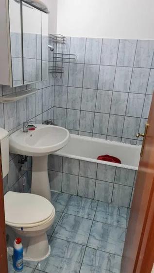 Apartament cu 1 camera decomandat, etaj 3/4, zona Frumoasa