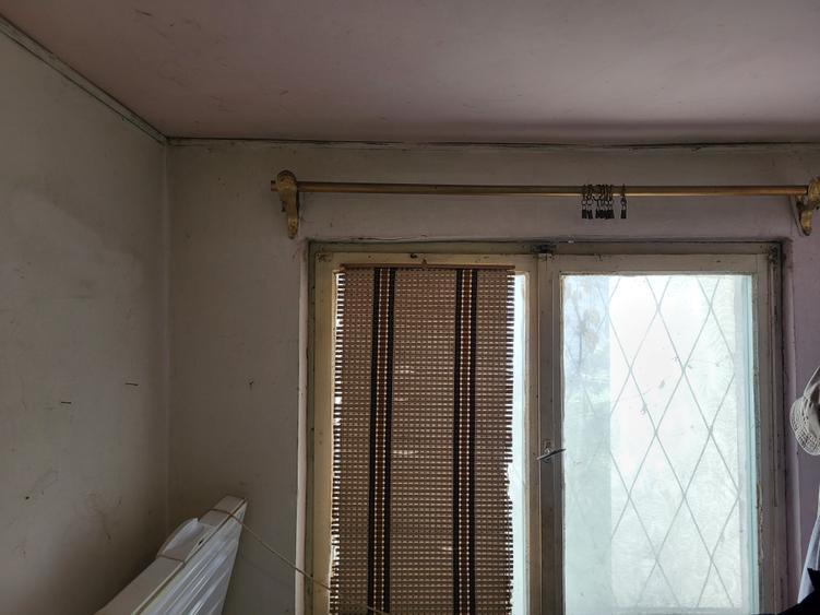 Apartament 3 camere, parter, cu balcon. Necesita renovare completa.