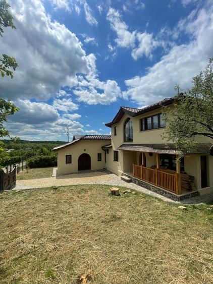 Casă ecologică din beton de canepă, 200 mp, 11 arii teren, zona Tautii de Sus